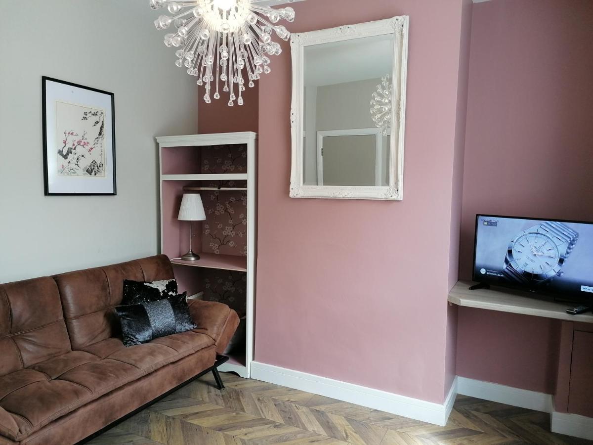 Queens Quarter Holiday Homes (Adults Only) Белфаст Екстериор снимка