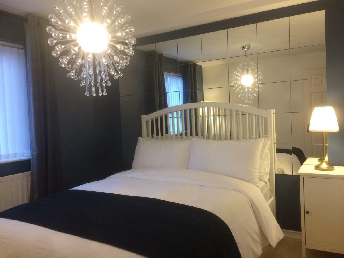 Queens Quarter Holiday Homes (Adults Only) Белфаст Екстериор снимка